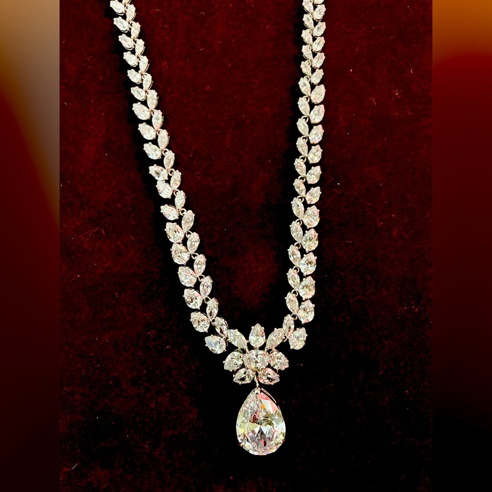 Gorgeous Crystal Neclace